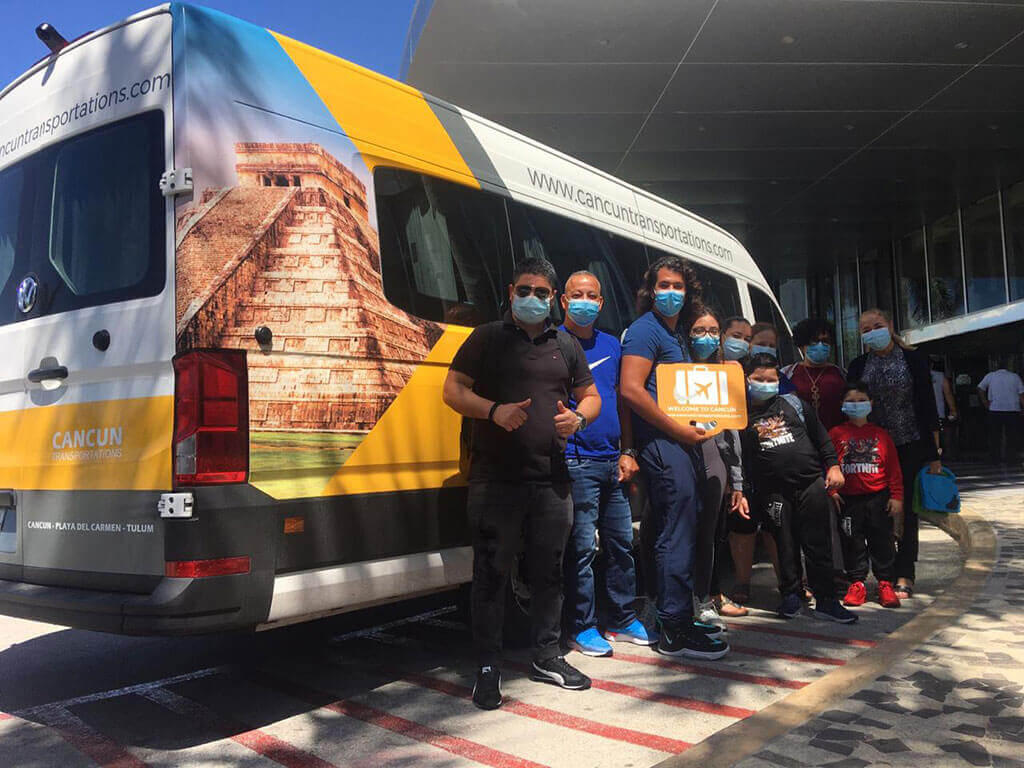 Family arriving to the airport after using a Group Transportation